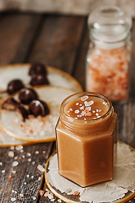 포토 JPG 해외이미지 음식 바다 백그라운드 재료 유리 탁자 디저트 건강 사탕 요리 사람없음 갈색 과자 숟가락 검은색 어둠 우유 흰색 시골 신선 항아리 액체 사발 황금 달콤 맛 설탕 먹기 크림 소금 토핑 시럽 레시피 칼로리 버터 내추럴 어려움 절임 핸드메이드 캐러멜 맛있는 해외포토 컬러 가구 컨셉 모션 재질 유제품 수저 도자기 사기그릇 파일형식 이미지허브