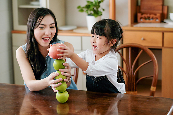 포토 JPG 해외이미지 라이프스타일 딸 행복 어린이 음식 2 가족 탁자 엄마 휴가 주택 함께함 실내 건강 사랑 미소 사람 동양인 두명 빛 주방 식사 저녁식사 앞치마 빵집 샐러드 표현 붓기 아침식사 먹기 계산대 핸드메이드 해외포토 감정 가구 컨셉 관계 모션 표정 인종 내부 건물 생활 상점 파일형식 이미지허브