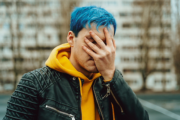 포토 JPG 해외이미지 주간 모델 라이프스타일 헤어스타일 손 응시 남자 얼굴 포즈 청소년 날씨 한명 취미 야외 건물 가로 캐주얼 파란색 노란색 봄 산책 도시 닫기 소프트포커스 지역 개성 성격 숨기 해외포토 자연요소 1 건축물 시선 옷 계절 컬러 모션 휴식 촬영기법 사람 생활 신체부위 파일형식 이미지허브