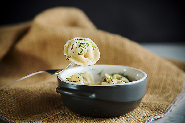 포토 JPG 해외이미지 전통 접시 문화 음식 백그라운드 포크 잎 재료 부분 탁자 건강 육류 요리 사람없음 목재 주방 식당 식사 저녁식사 식탁보 시골 신선 사발 맛 먹기 삼베 향신료 반죽 레시피 후추 점심식사 폭식 라비올리 러시아인 삶기 핸드메이드 스타일 맛있는 토르텔리니 해외포토 서양인 나무 식물 식기 가구 컨셉 식재료 모션 파스타 상점 사기그릇 향미료 파일형식 천_직물 이미지허브