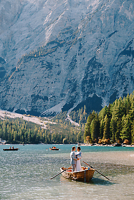 포토 JPG 해외이미지 주간 커플 여자 남자 호수 결혼 산 서기 상반신 성인 야외 두명 옆모습 마주보기 나무배 신랑신부 성인만 해외포토 자연요소 신부_웨딩 뷰포인트 신랑 배_교통 관계 모션 사람 이벤트 파일형식 이미지허브