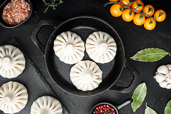 포토 JPG 해외이미지 그릇 방울토마토 검은배경 실내 마늘 사람없음 하이앵글 냄비 만두 소금 후추 월계수 해외포토 식기 음식 뷰포인트 백그라운드 토마토 채소 내부 검은색 솥 향신료 파일형식 이미지허브