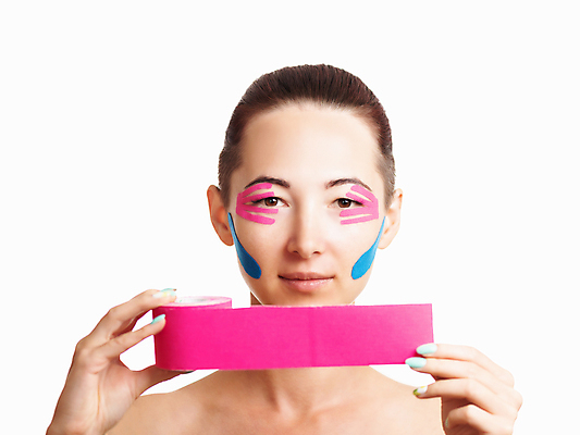 포토 JPG 해외이미지 1 손 응시 여자 얼굴 분홍색 건강 한명 미소 성인 치료 뷰티 약 잡기 주름 피부 롤 테이프 순서 돌봄 해외포토 시선 컬러 의학 모션 문구용품 표정 사람 신체부위 파일형식 이미지허브