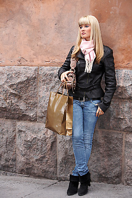 포토 JPG 해외이미지 백인 라이프스타일 긴머리 외관 여자 벽 겨울 청소년 거리 한명 사람 20대 야외 건물 10대 캐주얼 쇼핑 청춘 금발 쇼핑백 목도리 가을 청바지 도시 기다림 싱글 겨울옷 심각 혼자 해외포토 서양인 1 헤어스타일 건축물 잡화 옷 계절 컨셉 가방 바지 모션 청년 생활 파일형식 이미지허브