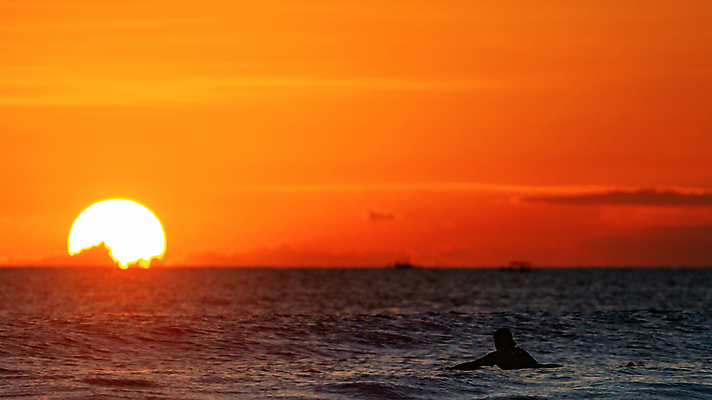포토 JPG 해외이미지 남자 스포츠 파도 바다 포즈 자연 하늘 바람 휴가 사람 성인 해변 사람없음 야외 물 태양 점프 힘 일몰 젖음 자유 서핑보드 서핑 속도 발리 인도네시아 분무기 잠수복 서퍼 해외포토 자연요소 옷 아시아 섬 컨셉 모션 날씨 운동선수 노을 수상스포츠 보드_스포츠 생태계 파일형식 이미지허브