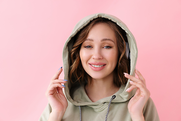 포토 JPG 해외이미지 백인 배너 여자 행복 유럽 분홍색 백그라운드 컨셉 휴식 실내 한명 서기 미소 웃음 닫기 긍정 해외포토 서양인 1 감정 나라 컬러 모션 표정 사람 내부 파일형식 이미지허브