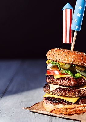 포토 JPG 해외이미지 행복 음식 백그라운드 토마토 양파 휴가 불꽃 치즈 패스트푸드 샌드위치 육류 이벤트 사람없음 파란색 파티 식사 미국 소고기 자유 햄버거 흰색 축하 깃발 4 그릴 상추 큼 속도 깨 기념물 애국심 7월 고립 독립 번 전국 치즈버거 맛있는 해외포토 감정 빵 컬러 컨셉 북아메리카 채소 식재료 주방용품 불 유제품 숫자 조미료 날짜 인스턴트 크기 파일형식 이미지허브