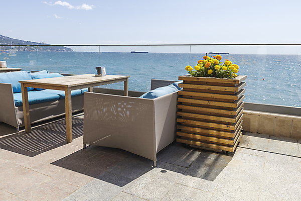 포토 JPG 해외이미지 바다 여행 가구 의자 자연 탁자 하늘 호텔 휴가 휴식 사람없음 야외 물 여름 파란색 태양 식당 식사 저녁식사 카페 발코니 지중해 휴양지 타운 카페테리아 설정 해외포토 자연요소 계절 컬러 생활용품 컨셉 숙소 상점 장소 도시 생태계 파일형식 이미지허브