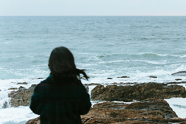 포토 JPG 해외이미지 주간 여자 바다 여행 휴식 한명 상반신 성인 야외 뒷모습 혼자 성인여자한명만 해외포토 자연요소 1 뷰포인트 컨셉 사람 여자한명만 성인여자만 파일형식 이미지허브