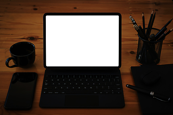 포토 JPG 해외이미지 사람없음 스마트폰 태블릿 볼펜 스크린 검은색 머그컵 연필꽂이 목업 해외포토 컬러 문구용품 컵 전자제품 핸드폰 스마트기기 펜 파일형식 이미지허브