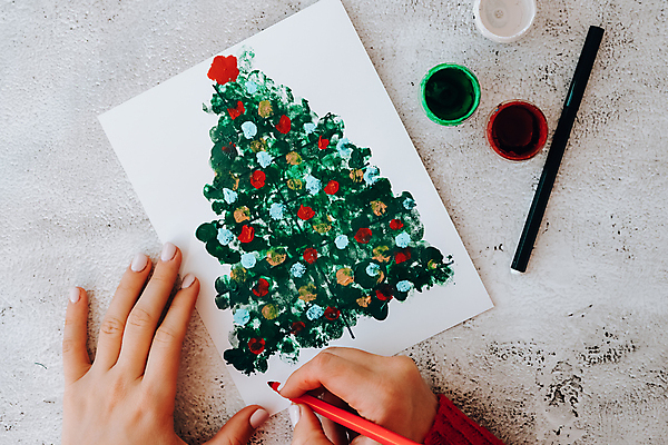 포토 JPG 해외이미지 손 크리스마스 크리스마스카드 미술 신체부위 크리스마스트리 연필 물감 그리기 흰배경 해외포토 기념일 백그라운드 모션 문화예술 학용품 카드_감사 사람 필기구 미술도구 흰색 파일형식 이미지허브