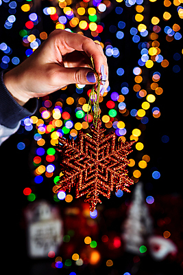 포토 JPG 해외이미지 나무 전통 계절 리본 백그라운드 크리스마스장식 크리스마스 겨울 패턴 공 휴가 새로움 선물 사람없음 야외 장식 빨간색 초록색 빛 노란색 축제 장식볼 나뭇가지 축하 인사 소나무 황금 클래식 소프트포커스 12월 연도 보케 빛망울 크리스마스배경 해외포토 식물 기념일 컬러 컨셉 무늬 촬영기법 예절 날짜 파일형식 이미지허브