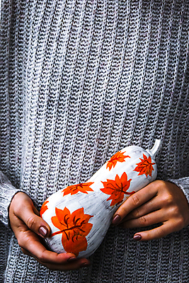 포토 JPG 해외이미지 손 호박 들기 신체부위 스웨터 오브젝트 해외포토 상의 채소 모션 사람 파일형식 이미지허브