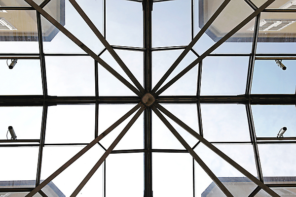 포토 JPG 해외이미지 십자가 건축양식 창문 유리 하늘 지붕 사람없음 건물 이탈리아 복도 천장 기하학 천창 해외포토 건축물 건축 유럽 무늬 재질 파일형식 이미지허브