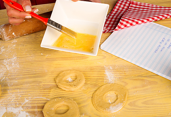 포토 JPG 해외이미지 전통 여자 음식 디저트 관리 요리 사람없음 장식 가로 쿠키 계란 요리사 페인트 기구 붓 굽기 준비 날것 반죽 만들기 성분 스크램블 페스츄리 핸드메이드 해외포토 직업 빵 모션 사람 알 계란요리 구이 파일형식 이미지허브