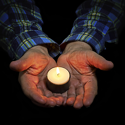 포토 JPG 해외이미지 1 손 노년 남자 2 손가락 가족 주택 함께함 관리 사람 성인 사람없음 파란색 평화 검은색 잡기 도움 플러그 전기에너지 질병 은퇴 시민 연소 고립 옛날 조부모 노화 해외포토 컬러 컨셉 의학 관계 모션 건물 신체부위 에너지 국민 파일형식 이미지허브