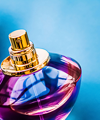 포토 JPG 해외이미지 실내 근접촬영 사람없음 뷰티 화장품 향수 파란배경 향수병 브랜딩 세련 해외포토 뷰포인트 백그라운드 내부 파란색 병_담는 파일형식 이미지허브