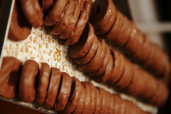 포토 JPG 해외이미지 음식 조각 다이어트 재료 디저트 사탕 사람없음 갈색 초콜릿 검은색 어둠 블록 우유 바 남아메리카 달콤 맛 빨다 설탕 먹기 칼로리 코코아 흙더미 찌그러짐 깨짐 맛있는 해외포토 음료 컬러 컨셉 모션 유제품 건강 아메리카 흙 파일형식 더미 이미지허브