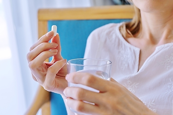 포토 JPG 해외이미지 손 여자 얼굴 음료 40대 중년 유리 주택 실내 건강 한명 사람 치료 물 소파 알약 약 고통 질병 약국 테라피 보험 보충 돌봄 진통제 노화 항생제 해외포토 자연요소 1 감정 컨셉 의자 의학 모션 재질 성인 내부 건물 신체부위 뷰티 파일형식 이미지허브