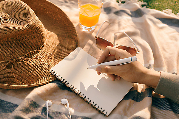 포토 JPG 해외이미지 주간 손 이어폰 그림자 야외 신체부위 선글라스 소풍 기록 잡기 오렌지주스 돗자리 밀짚모자 스프링노트 해외포토 자연요소 모자_잡화 안경 음향기기 모션 사람 야외활동 공책 과일주스 파일형식 이미지허브