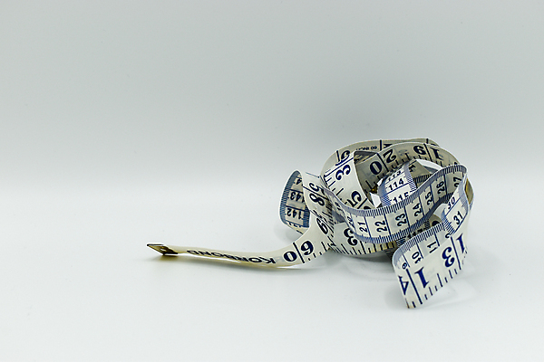 포토 JPG 해외이미지 스포츠 백그라운드 곡선 신체 다이어트 줄자 자 건강 사람없음 뷰티 숫자 줄무늬 흰색 공구 몸무게 바느질 비만 날씬함 심볼 측정 오브젝트 체육관 눈금 테이프 치수 칼로리 인덱스 길이 계량기 재단 고립 되감기 인치 적자 줄서기 해외포토 문자 선 컬러 무늬 모션 문구용품 도구 몸매 파일형식 이미지허브