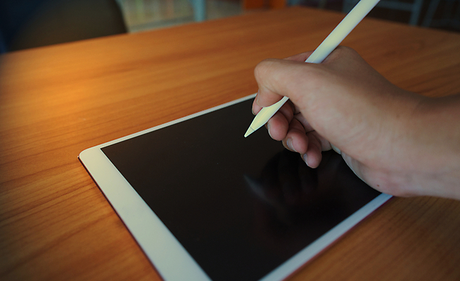 포토 JPG 해외이미지 주간 직업 학생 손 디자인 교육 남자 백그라운드 컨셉 인터넷 비즈니스 통신 탁자 주택 직장 사람 사람없음 그래픽 컴퓨터 사무실 펜 디지털 스크린 다이어리 쪽지 공책 장비 터치 흰색 잡기 업무 메시지 계획 디자이너 무선전화기 책상 문서 전자 멀티미디어 터치스크린 해외포토 자연요소 컬러 가구 회사 모션 문구용품 건물 신체부위 전자제품 필기구 사무용품 작업 전화기 파일형식 이미지허브