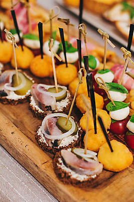 포토 JPG 해외이미지 식기 접시 산업 음식 빵 결혼 비즈니스 유리 탁자 휴가 서브 건강 종류 육류 요리 이벤트 사람없음 장식 파티 요식업 식당 식사 저녁식사 샐러드 식탁보 흰색 축하 신선 고명 고급 우아함 배열 먹기 해산물 서비스 준비 점심식사 뷔페 식욕 맛있는 해외포토 컬러 가구 컨셉 식재료 모션 재질 상점 파일형식 이미지허브