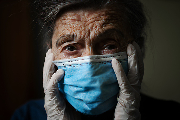 포토 JPG 해외이미지 백인 여자 노년 얼굴 장갑 주택 실내 가면 한명 안전 사람 환자 슬픔 백발 주름 환경오염 바이러스 고독 보호 질병 위험 무서움 고민 감염 돌봄 라텍스 옛날 전염병 지원 헬프 해외포토 서양인 1 헤어스타일 잡화 감정 컨셉 의학 모션 성인 내부 건물 신체부위 도움 파일형식 이미지허브