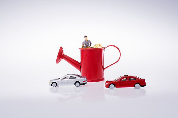 포토 JPG 해외이미지 실내 사람없음 미니어처 물뿌리개 흰배경 인물미니어처 금화 자동차모형 해외포토 백그라운드 내부 모형 흰색 황금 파일형식 이미지허브