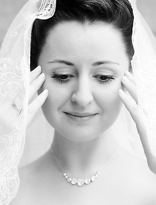 포토 JPG 해외이미지 결혼 목걸이 사랑 한명 뷰티 가운 순수 준비 다이아몬드 베일 결백 해외포토 1 옷 감정 컨셉 장신구 사람 이벤트 보석 파일형식 이미지허브