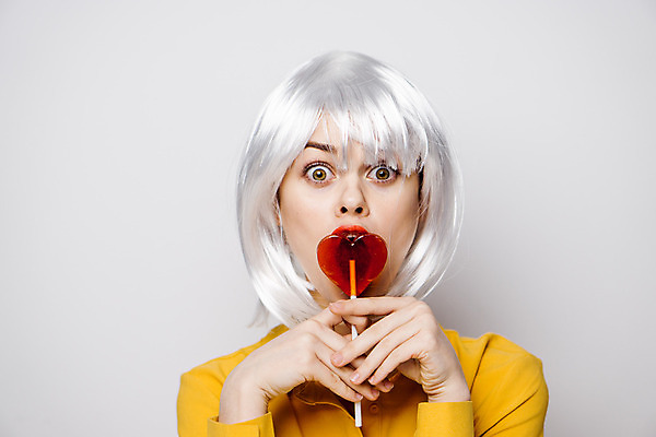 포토 JPG 해외이미지 여자 막대사탕 입벌림 한명 들기 상반신 성인 앞모습 놀람 하트 은색 가발 성인여자한명만 힙스터 해외포토 모양 1 패션 감정 뷰포인트 컬러 모션 표정 사탕 사람 여자한명만 성인여자만 파일형식 이미지허브