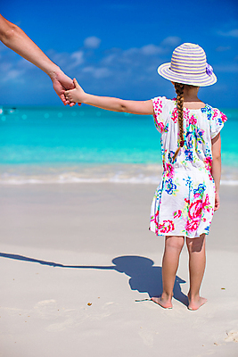 포토 JPG 해외이미지 주간 백인 손 여자 수영복 어린이 여행 휴식 한명 해변 야외 뒷모습 신체부위 여름휴가 바캉스 손잡기 소녀한명만 해외포토 자연요소 서양인 1 옷 바다 뷰포인트 컨셉 모션 휴가 사람 여자한명만 소녀만 파일형식 여름_계절 이미지허브