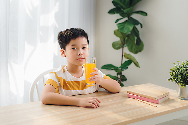 포토 JPG 해외이미지 응시 남자 어린이 잔 실내 한명 들기 동양인 소년 상반신 앞모습 옆모습 오렌지주스 책상 소년한명만 해외포토 1 식기 시선 뷰포인트 가구 모션 사람 인종 내부 과일주스 남자한명만 소년만 파일형식 이미지허브