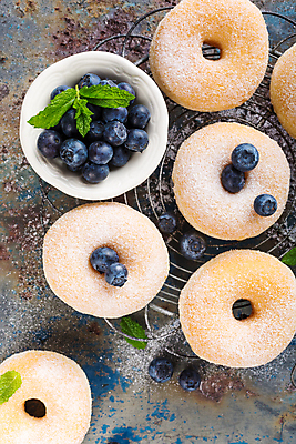 포토 JPG 해외이미지 그릇 잎 실내 사람없음 하이앵글 도넛 달콤 블루베리 갈색배경 식힘망 해외포토 식물 식기 뷰포인트 백그라운드 과일 디저트 내부 갈색 주방도구 맛 제빵도구 파일형식 이미지허브