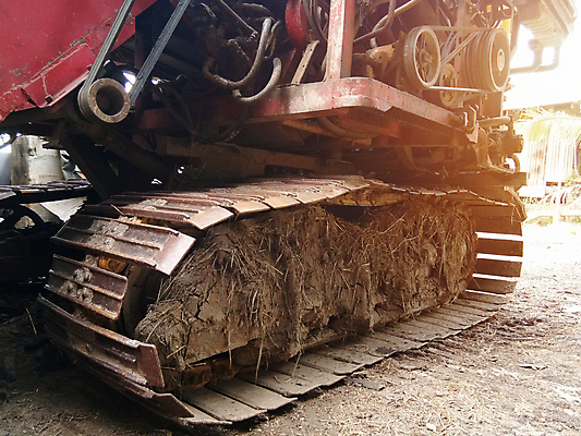 포토 JPG 해외이미지 산업 도로 백그라운드 밭 농업 교통시설 날씨 사람없음 건물 가로 파란색 농장 금속 힘 기계 일몰 흙 장비 운전 수확 시골 업무 바퀴 결합 낟알 땅 불도저 굴착기 묘사 먼지 트랙터 짐차 무거움 엔진 밀짚 추적 땅바닥 밭일 선로 옛날 철강 해외포토 건축물 길 컬러 교통 모션 자동차 재질 바닥 노을 작업 중장비 무게 짚 농기계 시설 특수차량 파일형식 이미지허브