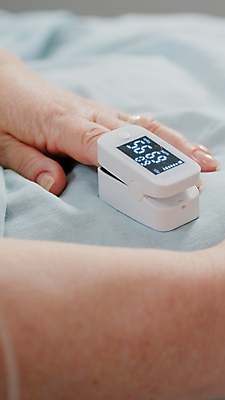 포토 JPG 해외이미지 손 실내 신체부위 측정 끼우기 측정기 산소포화도측정기 해외포토 사람 내부 기계 파일형식 이미지허브