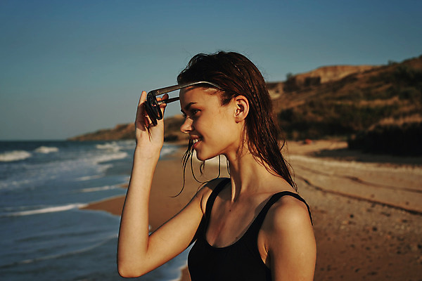 포토 JPG 해외이미지 주간 여자 여유 휴식 한명 들기 상반신 성인 해변 야외 옆모습 여름휴가 바캉스 선글라스 벗기 성인여자한명만 해외포토 자연요소 1 감정 안경 바다 뷰포인트 컨셉 모션 휴가 사람 여자한명만 성인여자만 파일형식 여름_계절 이미지허브