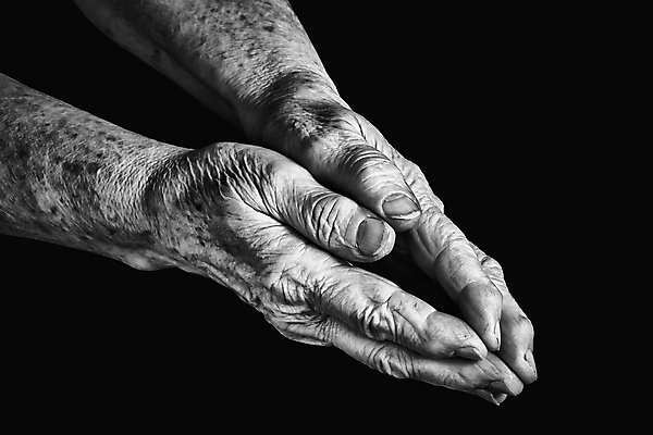 포토 JPG 해외이미지 손 여자 할머니 2 손가락 가족 함께함 건강 관리 손바닥 사람 성인 사람없음 평화 검은색 도움 피부 시민 고립 옛날 조부모 노화 해외포토 노년 컬러 컨셉 관계 신체부위 국민 파일형식 이미지허브