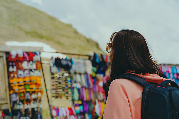 포토 JPG 해외이미지 주간 여자 여행 비즈니스 바람 날씨 휴가 갈색머리 한명 야외 가로 쇼핑 여행객 맑음 시장 구매 소프트포커스 모험가 무역 기념품 주말 지역 소매 산악지대 부스 매각 해외포토 자연요소 1 헤어스타일 산업 산 촬영기법 사람 오브젝트 파일형식 이미지허브