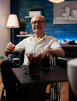 포토 JPG 해외이미지 백인 응시 할아버지 노년 남자 실내 한명 미소 들기 상반신 앞모습 소프트포커스 노인남자한명만 해외포토 서양인 1 시선 뷰포인트 모션 촬영기법 표정 사람 성인 내부 남자한명만 노인남자만 파일형식 이미지허브