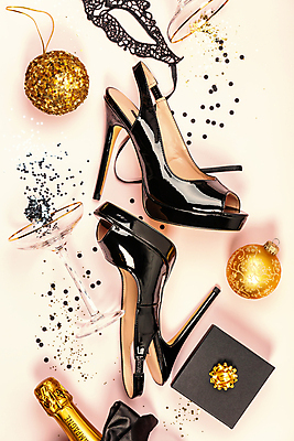 포토 JPG 해외이미지 구두 실내 사람없음 검은색 하이힐 오브젝트 샴페인잔 베이지색 오너먼트 해외포토 컬러 신발 크리스마스장식 술잔 내부 여성화 파일형식 이미지허브