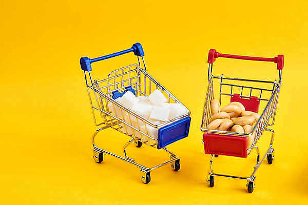 포토 JPG 해외이미지 실내 사람없음 쇼핑카 미니어처 각설탕 오브젝트 베이글 노란배경 해외포토 빵 백그라운드 내부 쇼핑 노란색 모형 카트 설탕 파일형식 이미지허브