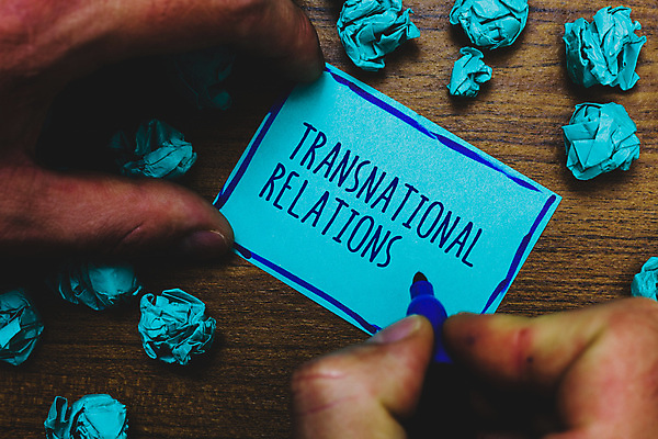 포토 JPG 해외이미지 손 영어 종이 실내 신체부위 기록 종이뭉치 나무배경 해외포토 문자 백그라운드 사람 내부 뭉치 파일형식 이미지허브