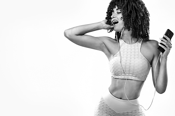 포토 JPG 해외이미지 모델 1 학생 라이프스타일 손 여자 행복 얼굴 음악 스포츠 이어폰 백그라운드 건강 한명 미소 사람 스마트폰 컬러풀 뷰티 유행 헤드폰 힘 소리 듣기 가을 춤 시원함 스마트 내추럴 멜로디 스타일 해외포토 계절 감정 컬러 음향기기 컨셉 모션 문화예술 표정 생활 신체부위 핸드폰 스마트기기 파일형식 이미지허브