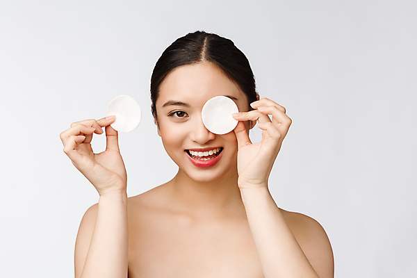 포토 JPG 해외이미지 응시 여자 실내 한명 들기 동양인 상반신 성인 앞모습 뷰티 가림 피부관리 흰배경 클렌징 화장솜 성인여자한명만 해외포토 1 시선 뷰포인트 백그라운드 모션 사람 인종 내부 청결 화장용품 흰색 여자한명만 성인여자만 파일형식 이미지허브