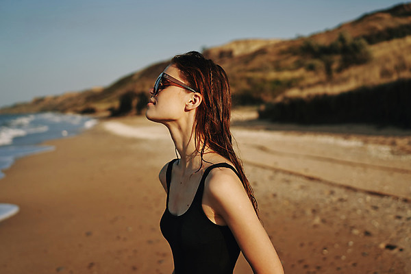 포토 JPG 해외이미지 주간 여자 여유 휴식 한명 상반신 성인 해변 야외 옆모습 아웃포커스 여름휴가 바캉스 선글라스 올려보기 성인여자한명만 해외포토 자연요소 1 감정 안경 바다 뷰포인트 컨셉 모션 휴가 촬영기법 사람 여자한명만 성인여자만 파일형식 여름_계절 이미지허브