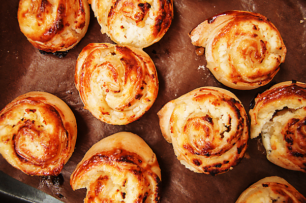 포토 JPG 해외이미지 전통 접시 음식 빵 백그라운드 크리스마스 겨울 휴가 디저트 나선형 사람없음 목재 갈색 쿠키 케이크 시골 대접 신선 뜨거움 클래식 달콤 맛 정상 설탕 두루마리 굽기 향신료 반죽 브런치 머핀 레시피 미니 시나몬 양피지 어려움 핸드메이드 맛있는 해외포토 나무 식기 계절 기념일 컬러 컨셉 무늬 재료 식사 구이 향미료 파일형식 이미지허브