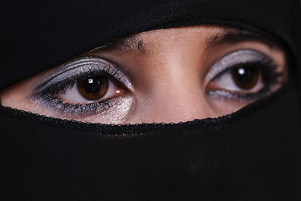 포토 JPG 해외이미지 모델 전통 응시 드레스 옷 여자 종교 문화 얼굴 미술 한명 사람 동양인 성인 뷰티 머리 유행 검은색 목도리 덮개 닫기 신비 이슬람교 동쪽 베일 고립 아랍어 해외포토 1 시선 잡화 컬러 컨셉 모션 문화예술 인종 신체부위 뚜껑 방향 파일형식 이미지허브