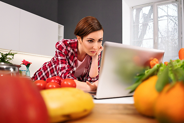 포토 JPG 해외이미지 백인 라이프스타일 응시 여자 행복 어린이 음식 컨셉 채소 가족 엄마 주택 함께함 건강 사랑 요리 한명 미소 사람 성인 노트북 컴퓨터 주방 계란 요리사 식사 저녁식사 앞치마 샐러드 신선 칼 맛 자르기 먹기 준비 레시피 비타민 온라인 건강식 점심식사 비건 해외포토 서양인 직업 1 시선 감정 관계 모션 표정 건물 생활 전자제품 알 영양소 채식주의자 파일형식 이미지허브