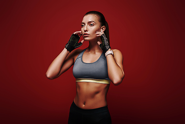 포토 JPG 해외이미지 라이프스타일 옷 여자 여유 음악 스포츠 이어폰 백그라운드 신체 건강 관리 한명 사람 성인 빨간색 운동복 운동 헤드폰 듣기 연습 귀 포니테일 고립 복근 해외포토 1 헤어스타일 감정 컬러 음향기기 모션 근육 문화예술 생활 신체부위 파일형식 이미지허브